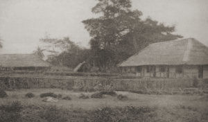 De missiestatie van Bokakata zoals die na de brand in 1907 herbouwd werd met rechts het woonhuis en links de kerk