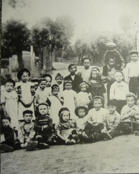 Markgraaflaan in de richting van het toegangshek , witte hek links, van de tuin van Ary Eijgenraam