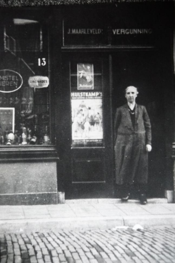 Elizabeth Eijgenraam voor haar proeflokaal aan het Weeshuisplein/hoek Ridderstraat