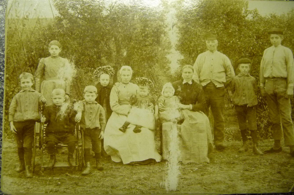 ca. 1901/1902: achterste rij van links naar rechts: Neeltje, Sophie, Kee Broek (zus van Liedewij), Liedewij, Adrianus, moeder Liedewij, vader Pieter, Teunis, Hendrik, vooraan van links naar rechts: Alexander, Kornelis Ewoud en Pieter. Neeltje en Hendrik zijn uit het 2e huwelijk en andere kinderen uit het 3e huwelijk.