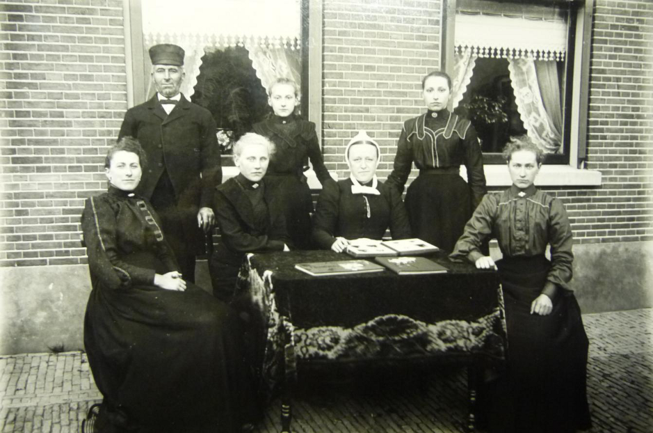 Arij Eijgenraam, met van links naar rechts z�n dochters Suzanna, Elisabeth, Aplonia, huishoudster, Wilhelmina en Jannetje voor het pand aan de Markgraaflaan